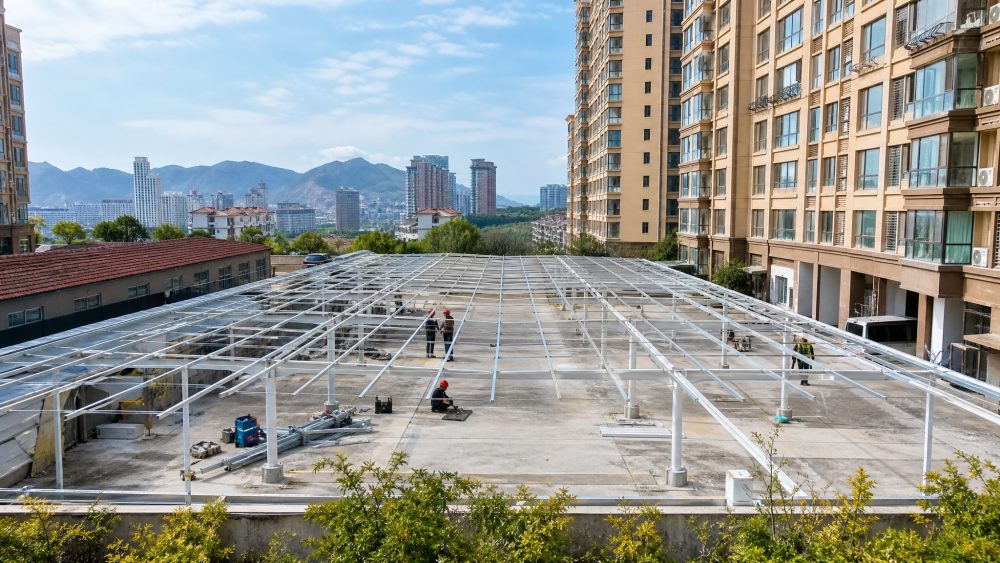 裕隆庄园西区施工建充电棚,小白峪村将提供330余个车位